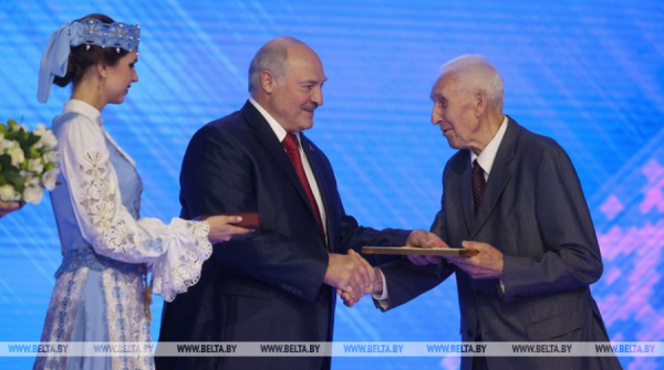 Лукашенко вручил премии Союзного государства в области литературы и искусства