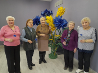 В кружке «Мастерица» для граждан пожилого возраста прошел мастер-класс по изготовлению цветов из фоамирана «Любимый василек».
