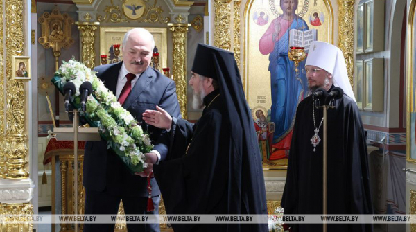 Лукашенко передал в дар церкви воссозданную святыню - напрестольный Туровский крест
