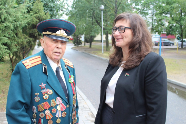Ветераны Великой Отечественной войны, труженики тыла принимают поздравления с Днём Независимости Республики Беларусь