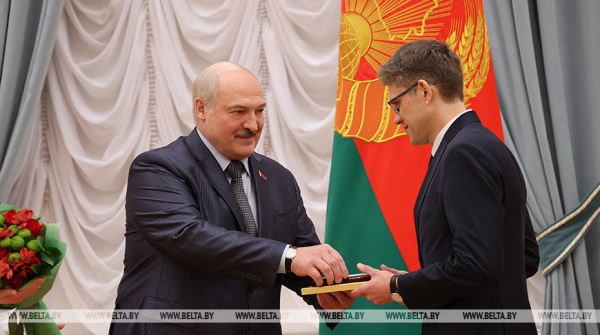 Lukashenko presents Union State Award in Science and Technology