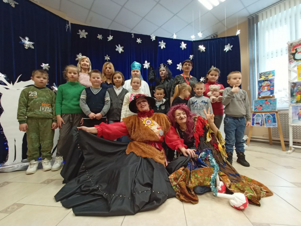 В рамках акции «Наши дети» в центре творчества детей и молодежи «Світанак» прошло новогоднее представление