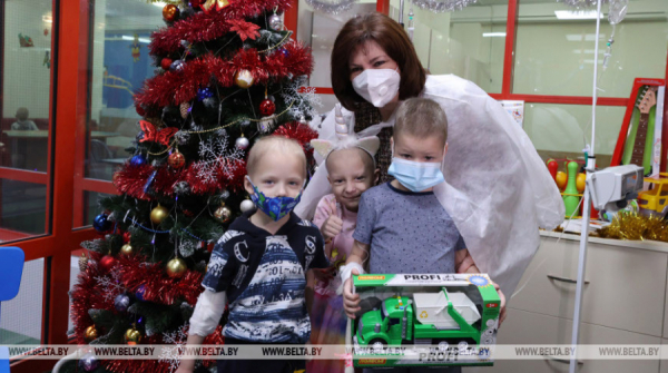 Kochanova visits children&#039;s cancer center to wish Happy New Year