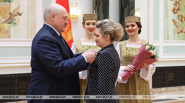 Lukashenko presents state awards, general&#039;s shoulder straps