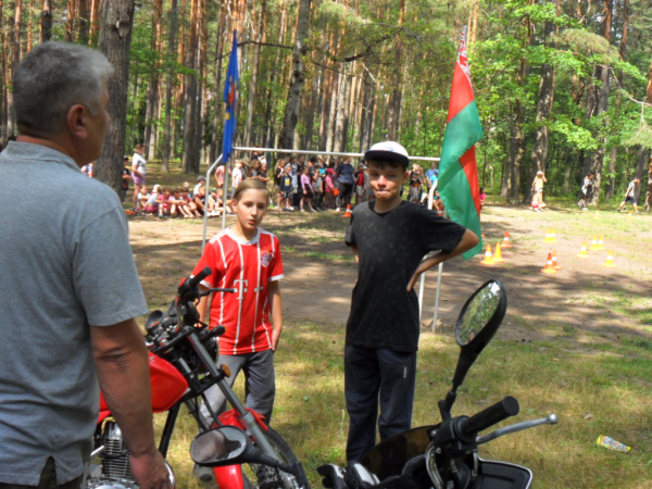 Пуховичская РОС ДОСААФ провела  показательные выступления учащихся мотосекции в детском оздоровительном  лагере «Лесная сказка»