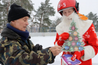 Пожарный Дед Мороз и Снегурочка на ледовом катке (Пуховичский район)