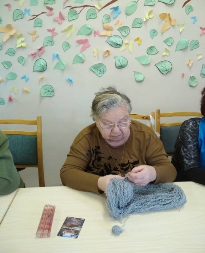 В рамках работы клуба «Рукодельница» для пожилых людей проведена встреча по обмену опытом в области вязания на тему: «Вяжем теплые вещи»