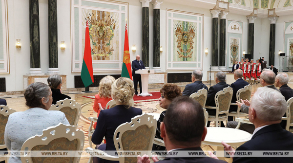 Lukashenko presents state awards