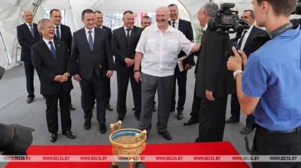 Лукашэнка пры наведванні БНБК падарылі кітайскую залатую чашу з беларускім збожжам