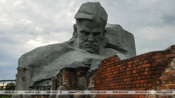 Лукашенко поздравил коллектив мемориального комплекса &quot;Брестская крепость-герой&quot; с 50-летием со дня основания
