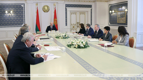 О Конституции &quot;под Президента&quot;, двоевластии и реакции на каждый чих беглых. Изменение Основного закона вновь обсудили у Лукашенко