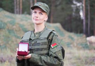 Военнослужащая из Марьиной Горки награждена ценным подарком
