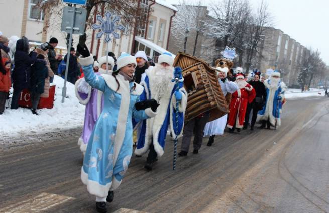 В Марьиной Горке состоялось шествие Дедов Морозов и Снегурочек