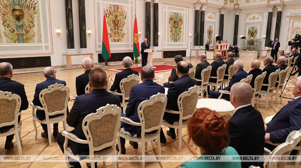 &quot;Главной опорой государства был и всегда будет человек труда&quot; - Лукашенко вручил госнаграды