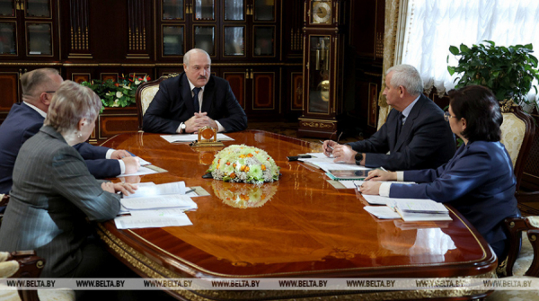 Lukashenko urges light industry to seize emerging opportunities