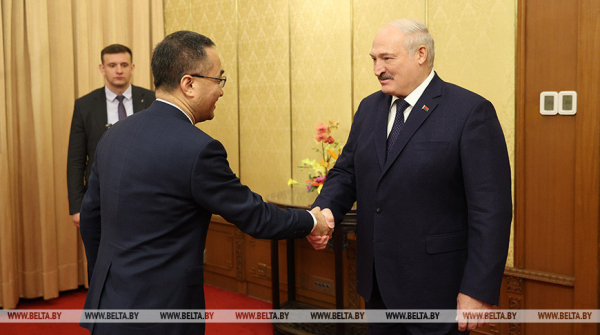 Лукашенко заявил о желании развивать производство автомобилей в Беларуси в сотрудничестве с китайской &quot;ФАВ Груп&quot;