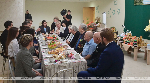 Minsk care home residents get presents from president