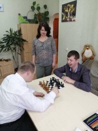 В оздоровительном клубе «Спорт и здоровье» для инвалидов проведено практическое занятие по настольной игре в шахматы