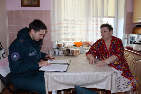 Пуховичские спасатели проводят пожарно-профилактическую работу в жилом секторе