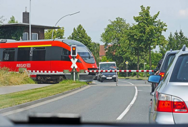 Госавтоинспекция Пуховичского района предупреждает - железнодорожный переезд объект повышенной опасности!