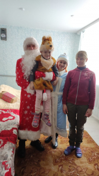 Работники районного комитета ОО «БРСМ» поздравили маленькую пуховчанку с Новым годом