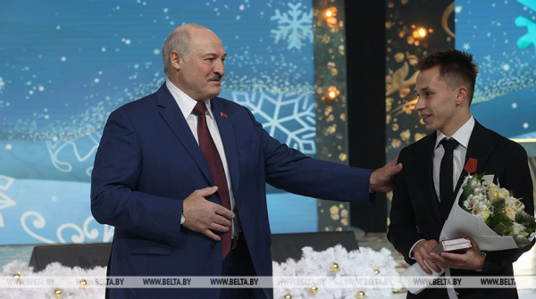 Lukashenko calls on Belarusians to be patriots, to take pride in their country
