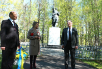 Представители украинского посольства на Пуховщине возложили цветы к памятникам земляков