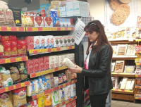 Председатель районного объединения  профсоюзов Людмила Гулякевич провела мониторинг стоимости и наличия продуктов в магазинах
