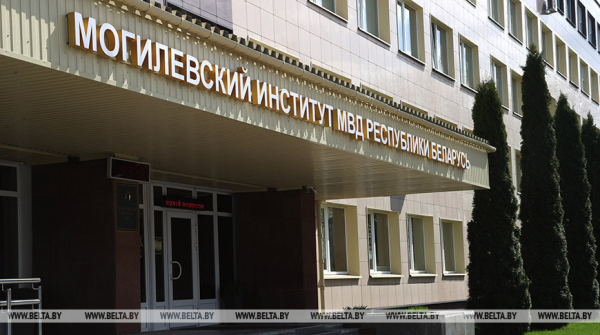 Лукашенко поздравил коллектив и ветеранов Могилевского института МВД с 75-летием вуза