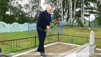 Lukashenko lays flowers at WW2 mass grave