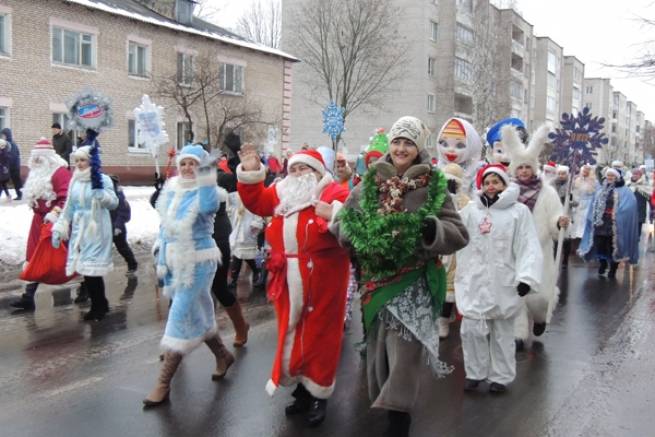 В Марьиной Горке состоялось театрализованное шествие Дедов Морозов, Снегурочек и сказочных персонажей
