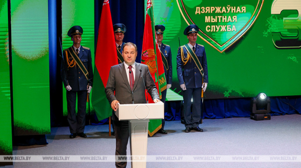 Prime minister awards Belarusian customs service officers