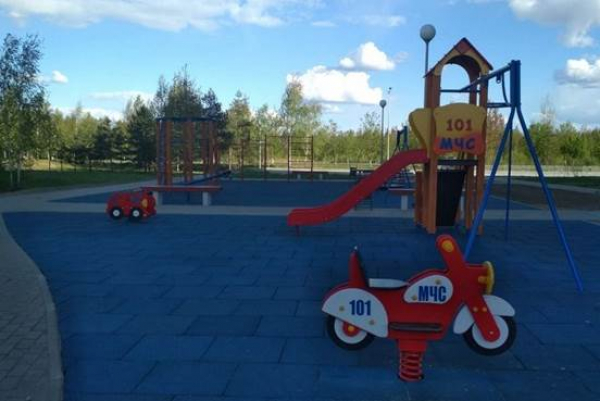 Детская площадка в стиле МЧС появилась в Пуховичском районе