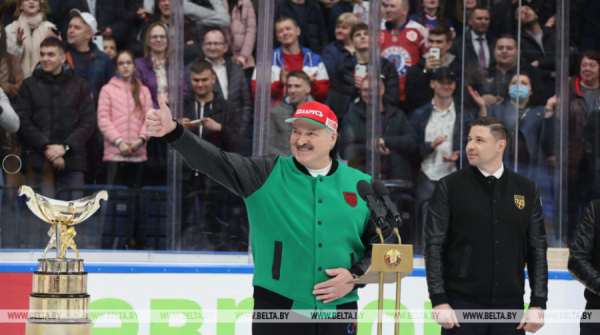 Lukashenko awards President&#039;s Cup to Belarusian Extraleague winner