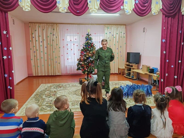 Военный комиссар Пуховичского района поздравил маленьких пуховчан с Новым годом