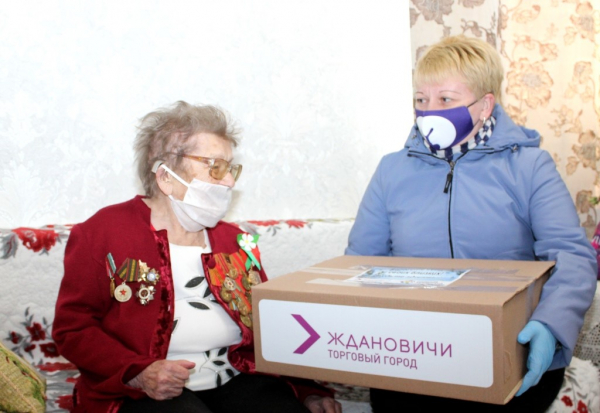 Женщинам-ветеранам Великой Отечественной войны вручили праздничные подарки