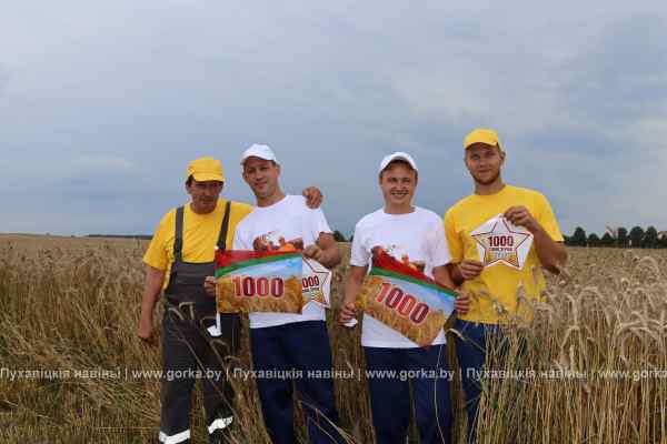 Першыя камбайнеры-тысячнікі атрымалі ўзнагароды